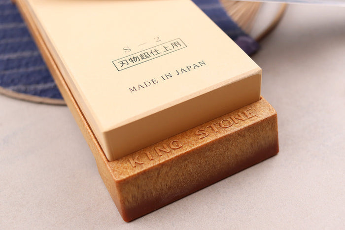 Pierre à aiguiser japonaise King S-2 grains 6000 + socle