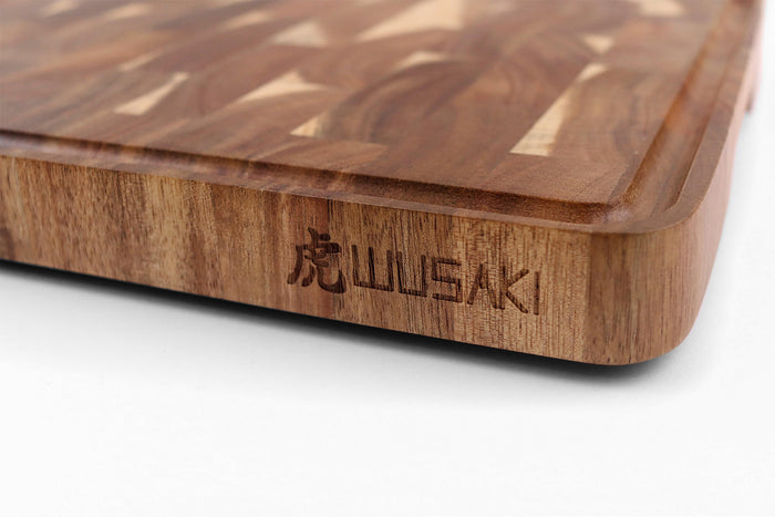 Planche à découper Wusaki bois d'acacia damier pieds antidérapants 35 x 25 x 2,5cm