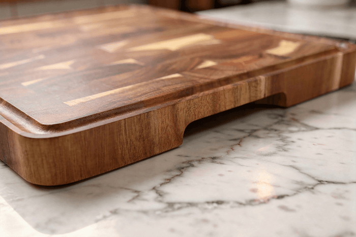 Planche à découper Wusaki bois d'acacia damier pieds antidérapants 35 x 25 x 2,5cm