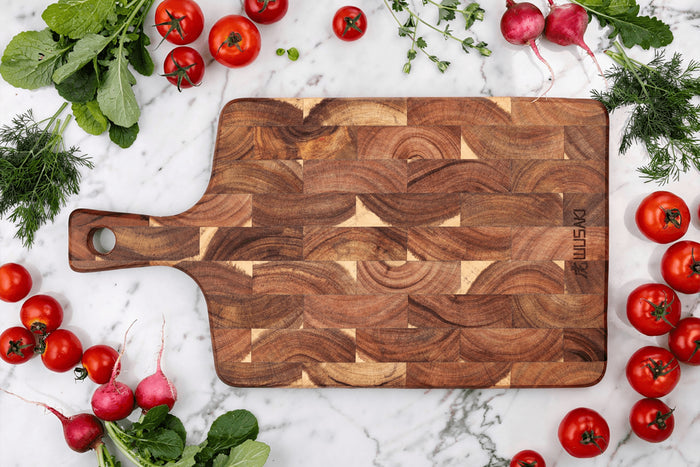 Planche à découper Wusaki en bois d'acacia damier avec poignée 41 x 22 x 2cm
