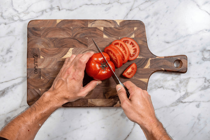 Planche à découper Wusaki en bois d'acacia damier avec poignée 41 x 22 x 2cm