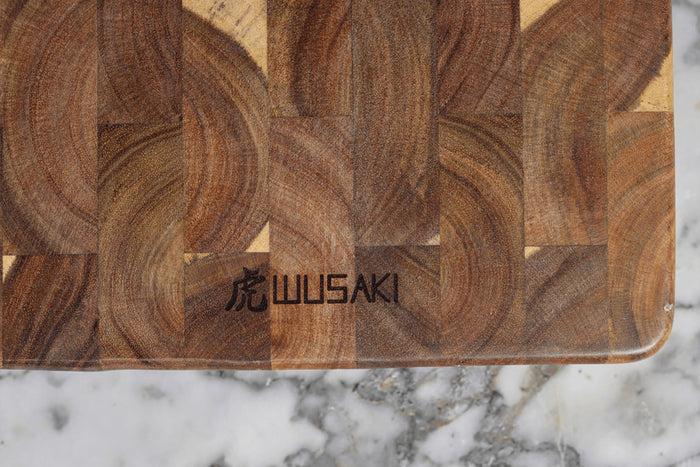 Planche à découper Wusaki en bois d'acacia damier avec poignée 41 x 22 x 2cm
