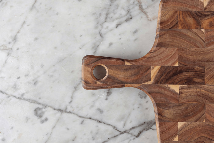Planche à découper Wusaki en bois d'acacia damier avec poignée 41 x 22 x 2cm