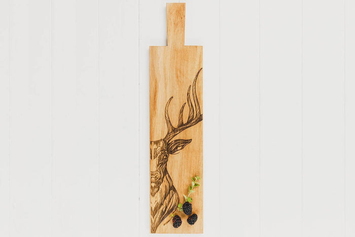 Planche apéritif en chêne Selbrae House 65x15x2cm avec poignée - Motif cerf