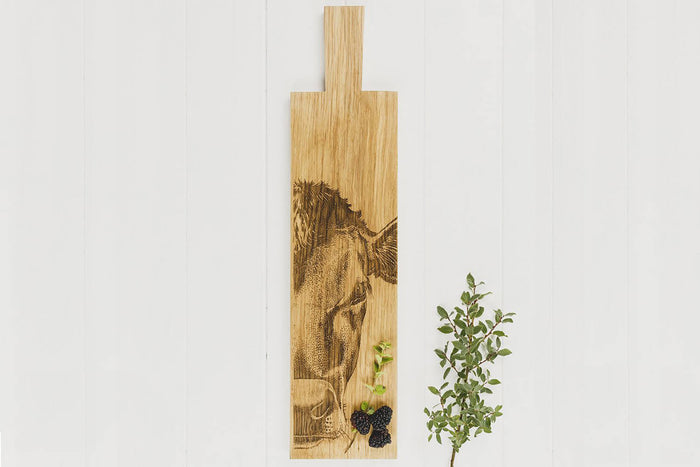 Planche apéritif en chêne Selbrae House 65x15x2cm avec poignée - Motif vache