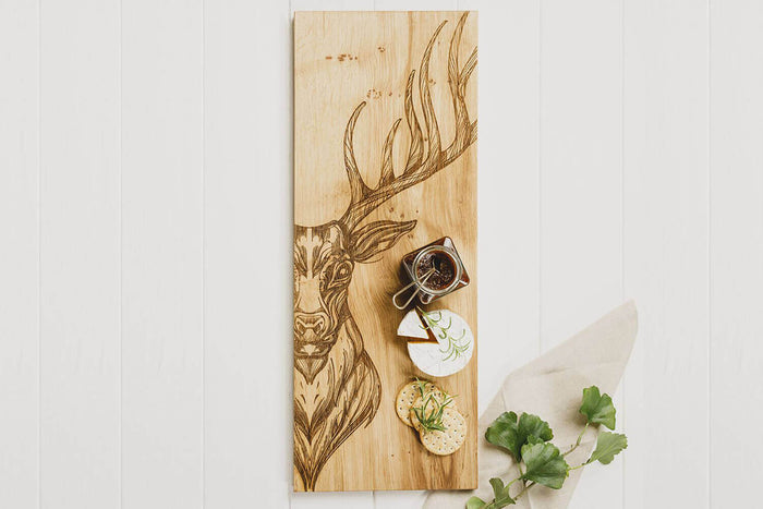 Planche de service en chêne Selbrae House 60x25x2cm - Motif cerf