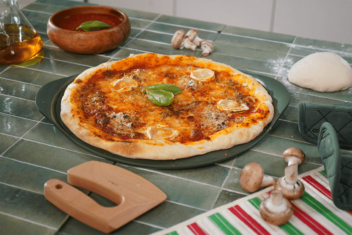Plat à pizza Cookut Le Formidable fougère avec coupe-pizza et livret de recettes