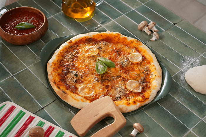 Plat à pizza Cookut Le Formidable fougère avec coupe-pizza et livret de recettes