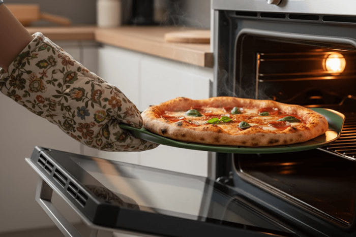 Plat à pizza Cookut Le Formidable fougère avec coupe-pizza et livret de recettes
