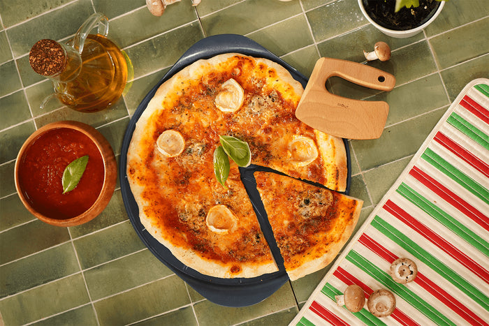 Plat à pizza Cookut Le Formidable myrtille avec coupe-pizza et livret de recettes