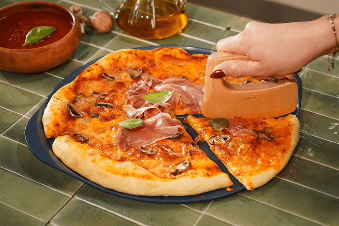 Plat à pizza Cookut Le Formidable myrtille avec coupe-pizza et livret de recettes