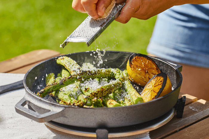 Poêle ronde Ooni Sizzler en fonte manche amovible + dessous-de-plat inox