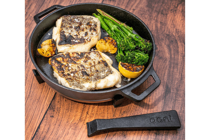 Poêle ronde Ooni Sizzler en fonte manche amovible + dessous-de-plat inox
