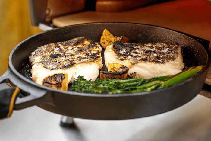 Poêle ronde Ooni Sizzler en fonte manche amovible + dessous-de-plat inox