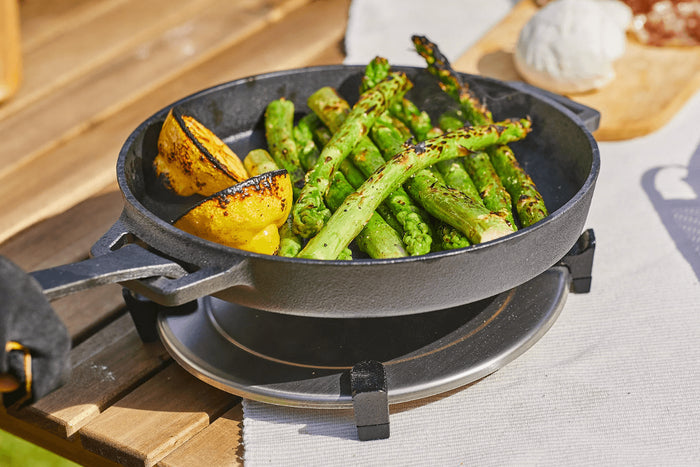 Poêle ronde Ooni Sizzler en fonte manche amovible + dessous-de-plat inox