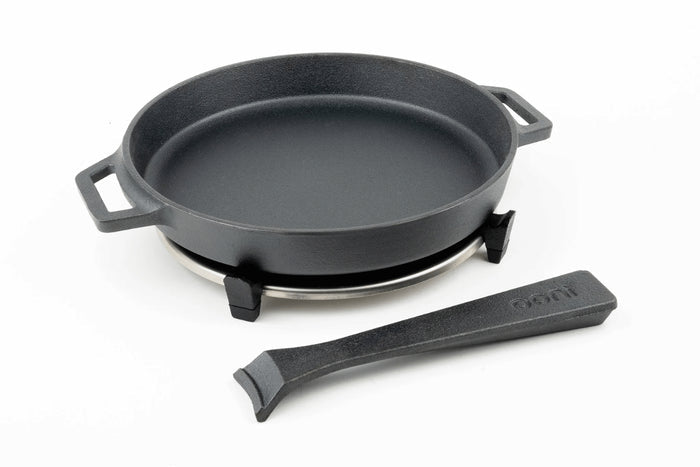 Poêle ronde Ooni Sizzler en fonte manche amovible + dessous-de-plat inox