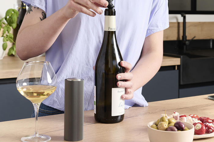 Pompe à vide automatique Peugeot Line Preserve Electric en aluminium 14cm + 2 bouchons
