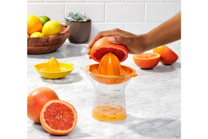 Presse agrumes OXO citron et orange avec récipient doseur