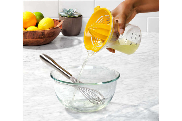 Presse agrumes OXO citron et orange avec récipient doseur