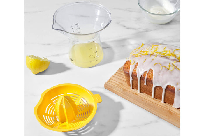 Presse agrumes OXO citron et orange avec récipient doseur