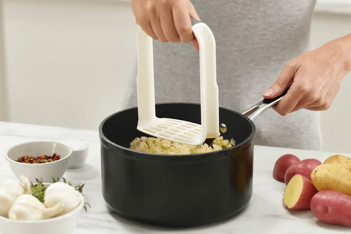 Presse-purée ergonomique Joseph Joseph Easy-Mash en polymère blanc