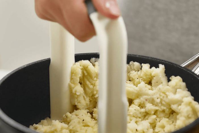 Presse-purée ergonomique Joseph Joseph Easy-Mash en polymère blanc