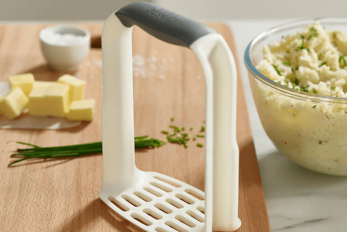 Presse-purée ergonomique Joseph Joseph Easy-Mash en polymère blanc