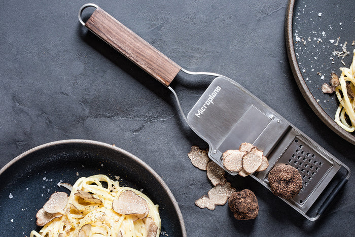 Râpe à truffe 2-en-1 Microplane Master manche en noyer