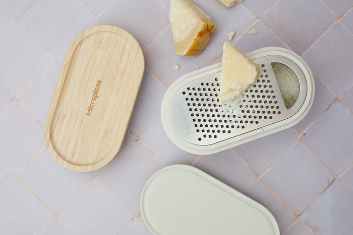 Râpe Microplane 3-en-1 blanche avec boîte de conservation et double couvercle