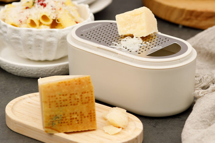 Râpe Microplane 3-en-1 blanche avec boîte de conservation et double couvercle