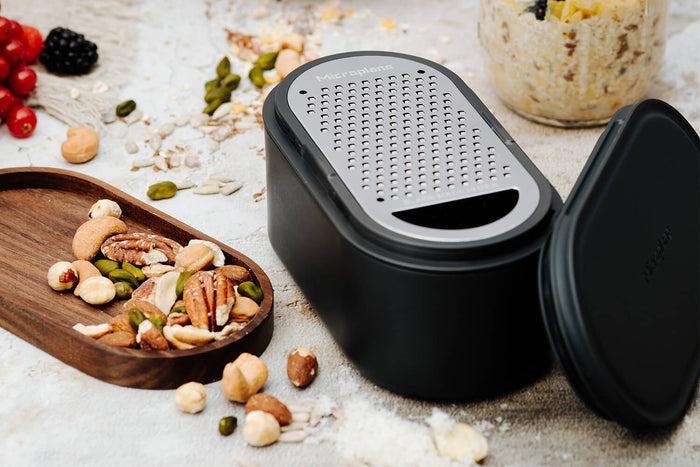 Râpe Microplane 3-en-1 noire avec boîte de conservation et double couvercle
