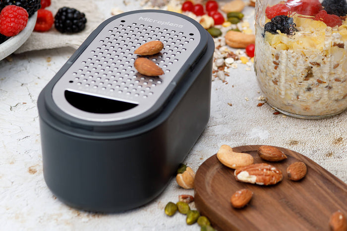 Râpe Microplane 3-en-1 noire avec boîte de conservation et double couvercle