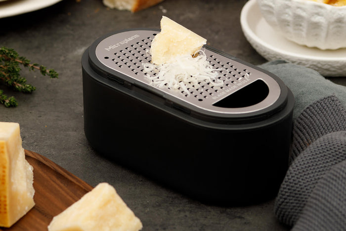 Râpe Microplane 3-en-1 noire avec boîte de conservation et double couvercle