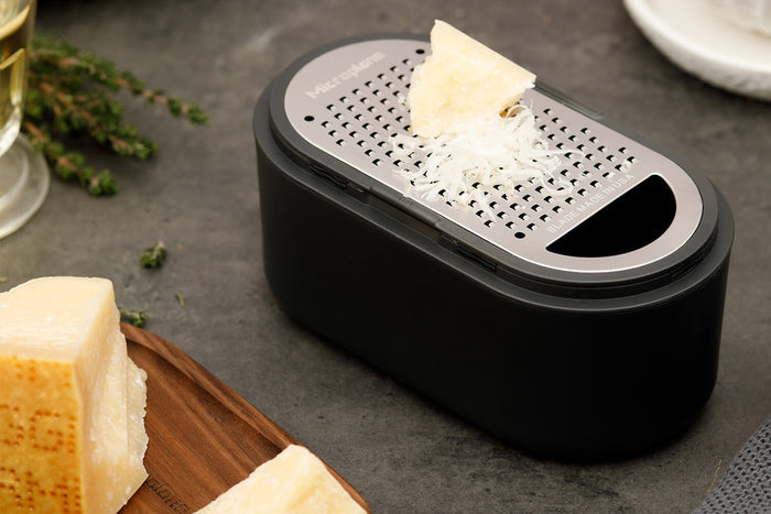 Râpe Microplane 3-en-1 noire avec boîte de conservation et double couvercle