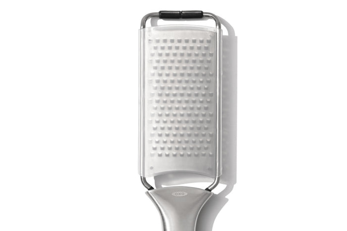 Râpe moyenne OXO Steel en acier inoxydable avec étui de protection