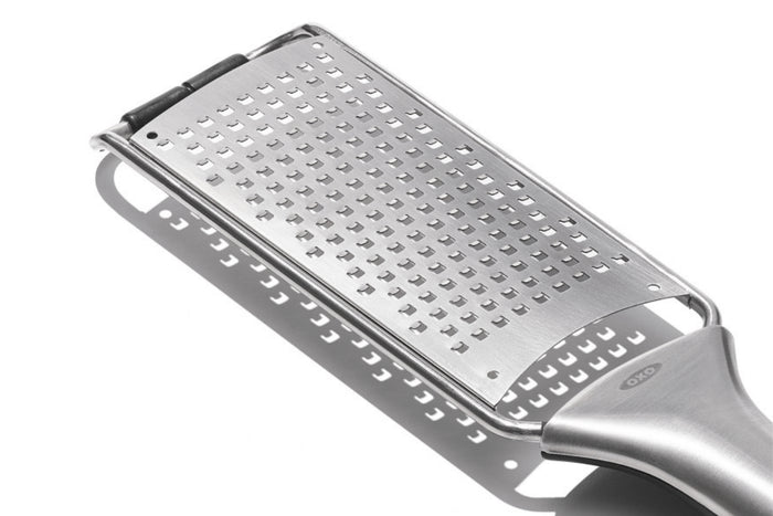 Râpe moyenne OXO Steel en acier inoxydable avec étui de protection