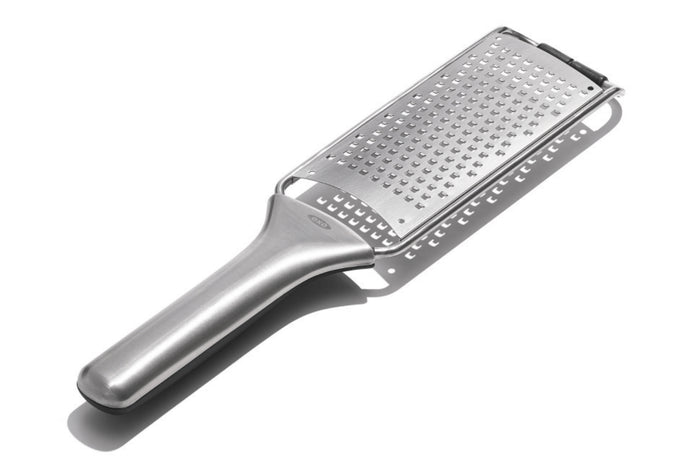 Râpe moyenne OXO Steel en acier inoxydable avec étui de protection