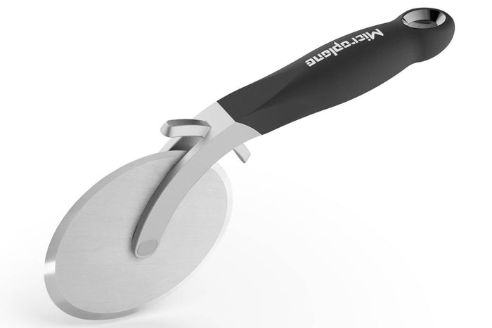 Roulette à pizza Microplane à double tranchant avec pique-pâte amovible