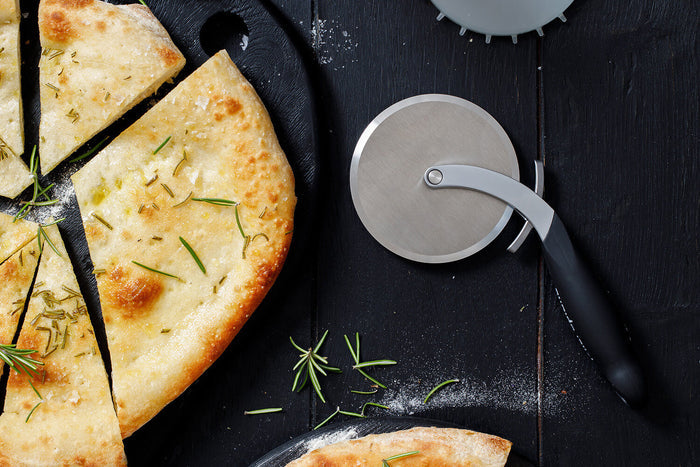 Roulette à pizza Microplane à double tranchant avec pique-pâte amovible