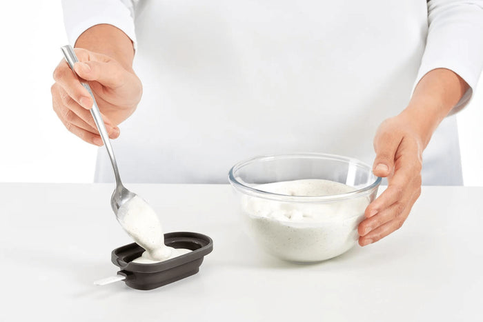 Set de 4 moules à glace Lékué Classic Creamy + pot en silicone noir
