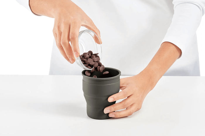 Set de 4 moules à glace Lékué Classic Creamy + pot en silicone noir