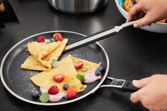 Spatule à crêpes Rösle en silicone noir et acier inoxydable