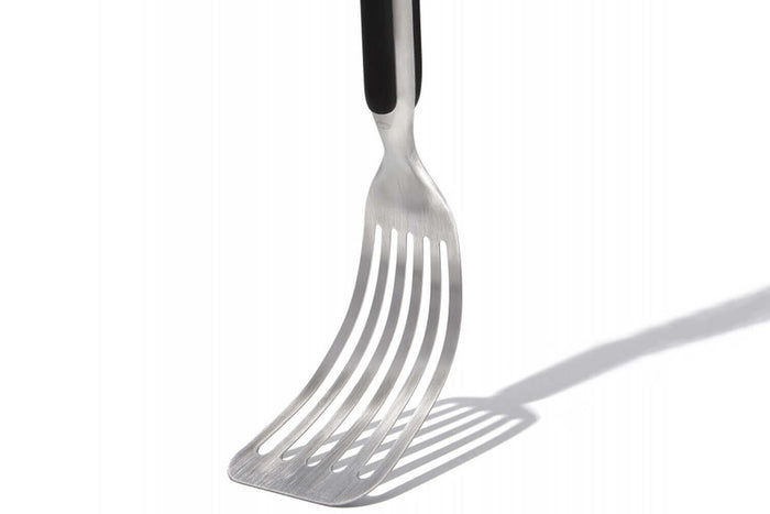 Spatule ajourée flexible OXO 37cm spéciale barbecue