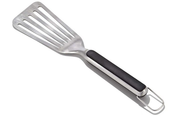 Spatule ajourée flexible OXO 37cm spéciale barbecue