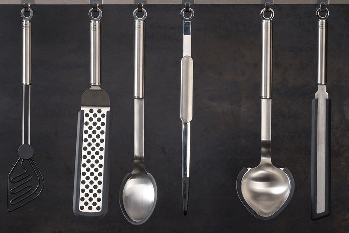 Spatule Rösle coudée perforée en silicone et acier inoxydable 32cm