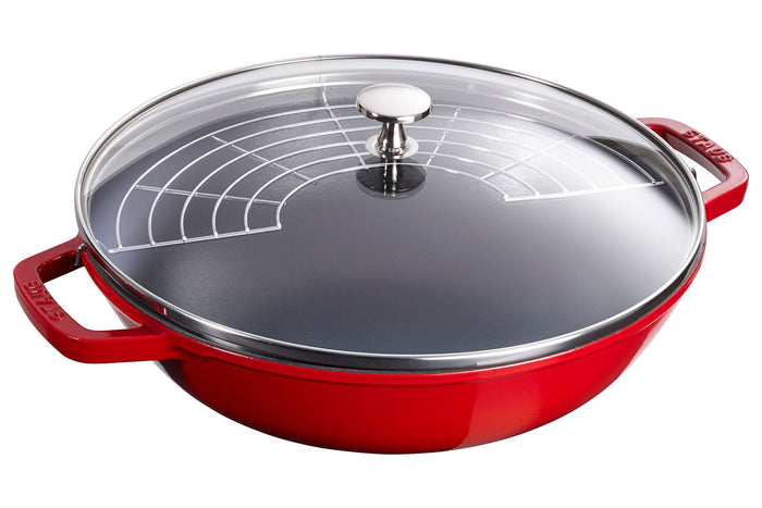 Wok Staub 30cm cerise en fonte émaillée avec couvercle en verre et grille en inox