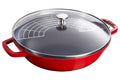 Wok Staub 30cm cerise en fonte émaillée avec couvercle en verre et grille en inox