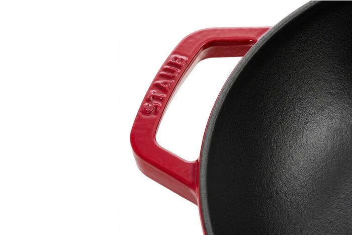Wok Staub 30cm cerise en fonte émaillée avec couvercle en verre et grille en inox