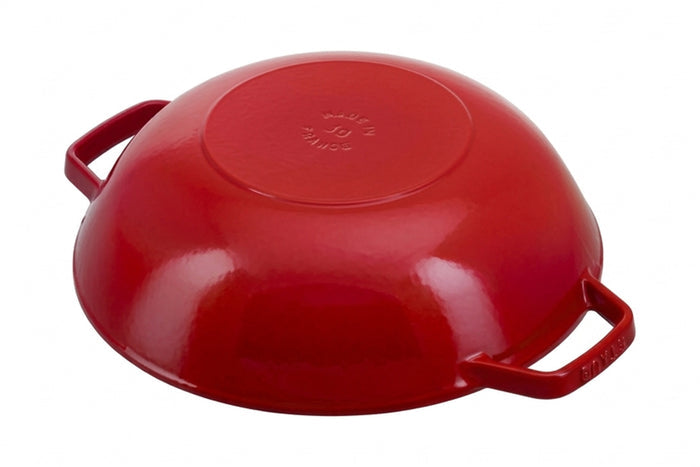 Wok Staub 30cm cerise en fonte émaillée avec couvercle en verre et grille en inox