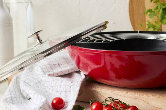 Wok Staub 30cm cerise en fonte émaillée avec couvercle en verre et grille en inox
